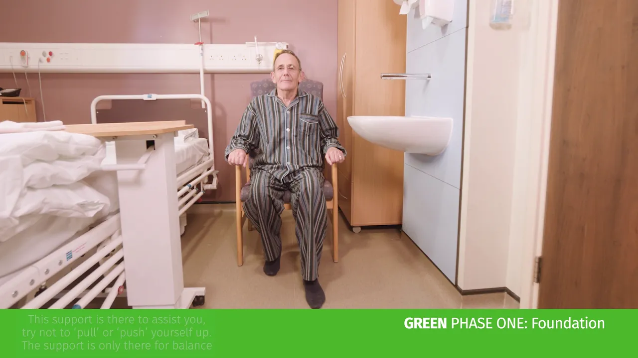 一個坐在醫院椅子上的男人