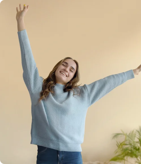 嬉しそうに両手をあげる若い女性