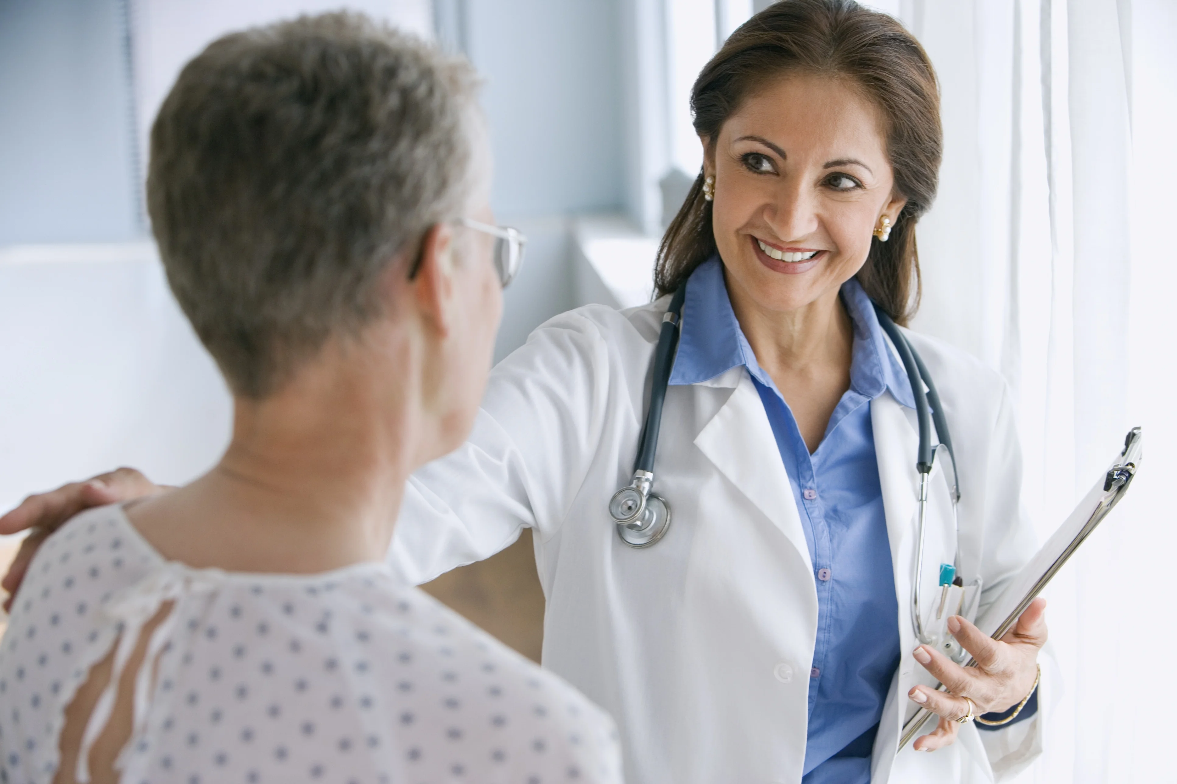 患者と話す医師