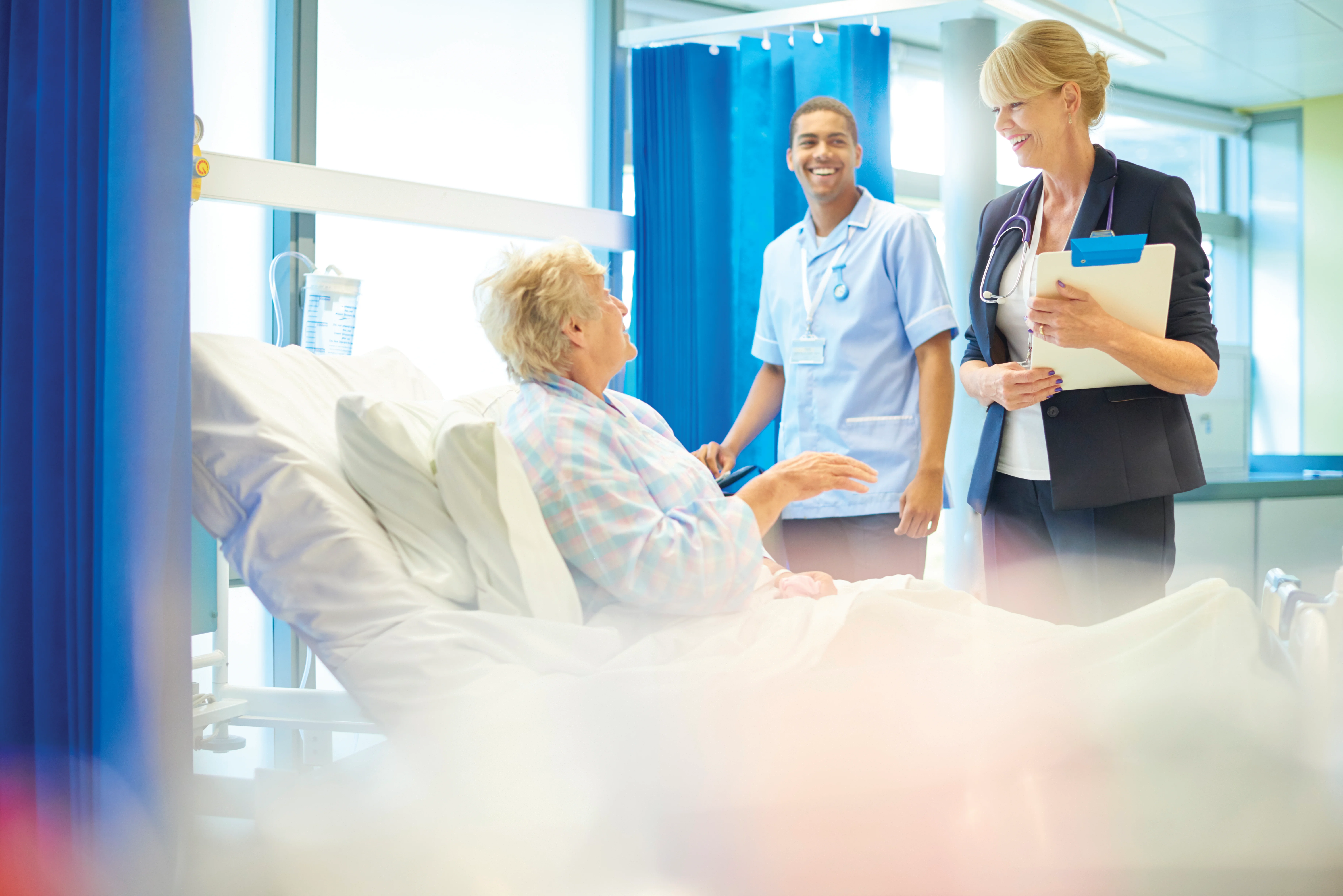 Unos pocos profesionales médicos que miran a un paciente