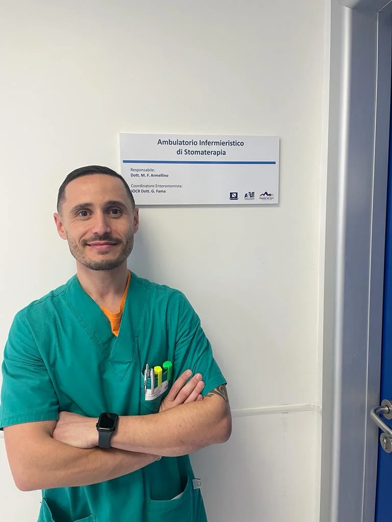 un uomo con le braccia incrociate