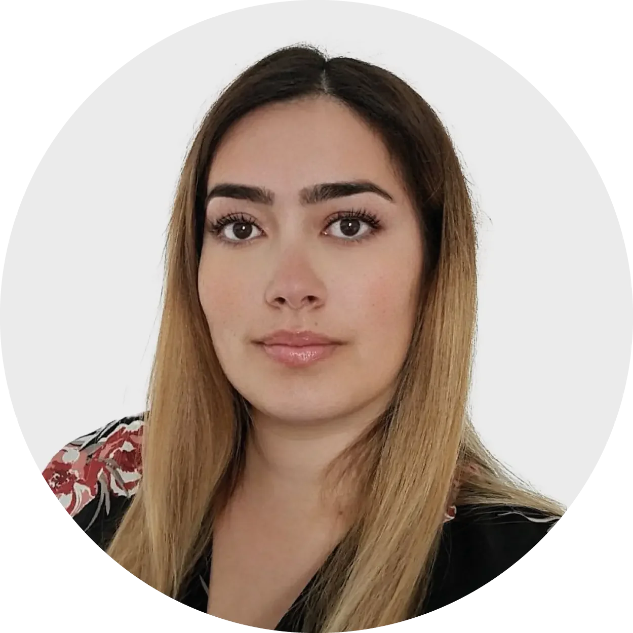 en kvinna med långt hår