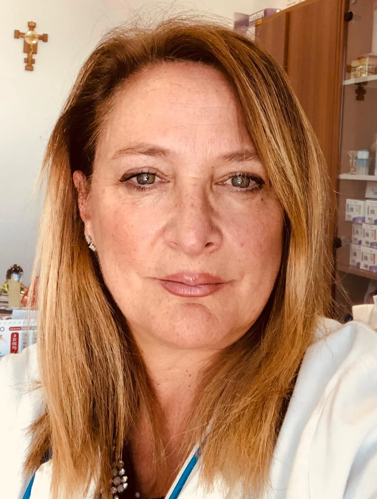 una donna con i capelli lunghi