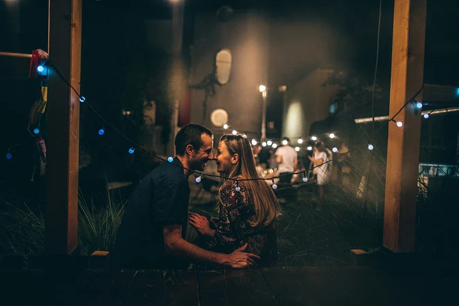 Ett par som uttrycker sin kärlek och tillgivenhet för varandra.