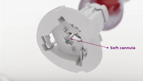 un cordon blanc branché sur un mur blanc