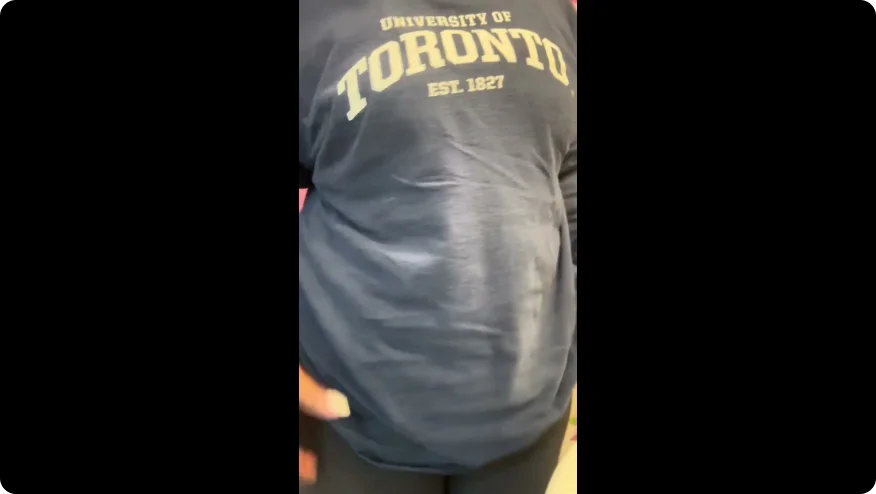 henkilö, jolla on musta paita