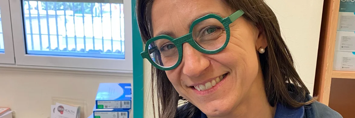 Una donna che porta gli occhiali