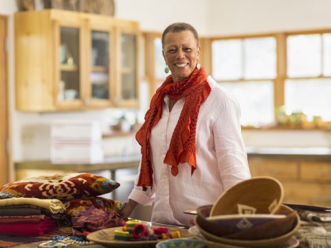 uma mulher em uma cozinha
